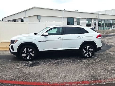 Used 2024 Volkswagen Atlas Cross Sport SE FWD image 3