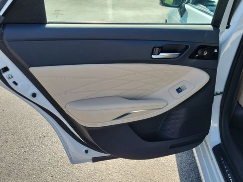 Used 2019 Toyota Avalon Limited w/ Advanced Safety Package FWD image 12