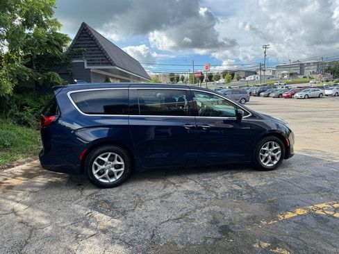 Used 2018 Chrysler Pacifica Touring Plus w/ Tire & Wheel Group FWD image 4