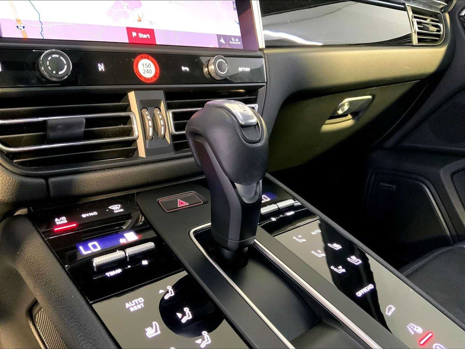 Certified 2024 Porsche Macan AWD/4WD image 17