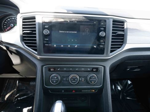Used 2021 Volkswagen Atlas Cross Sport SE w/ Panoramic Sunroof Package FWD image 17