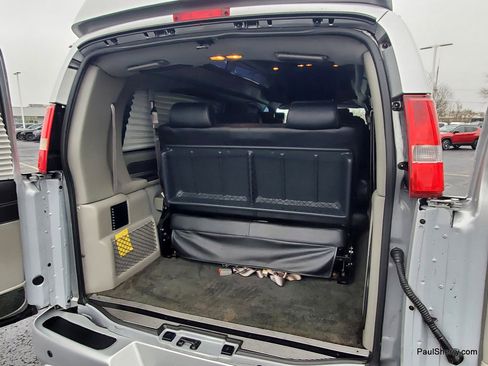 Used 2019 GMC Savana 2500 w/ Enhanced Convenience Package image 18
