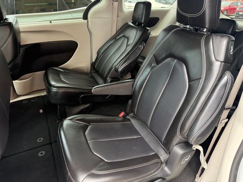 Used 2023 Chrysler Pacifica Touring-L FWD image 26