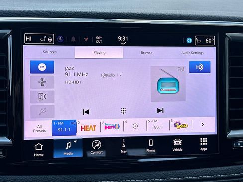 Used 2024 Chrysler Pacifica Select image 23