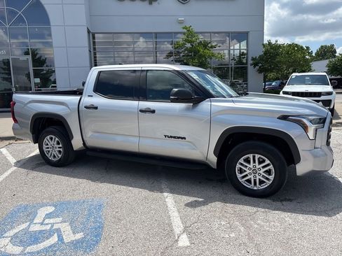 Used 2022 Toyota Tundra SR5 w/ SR5 Convenience Package AWD/4WD image 34