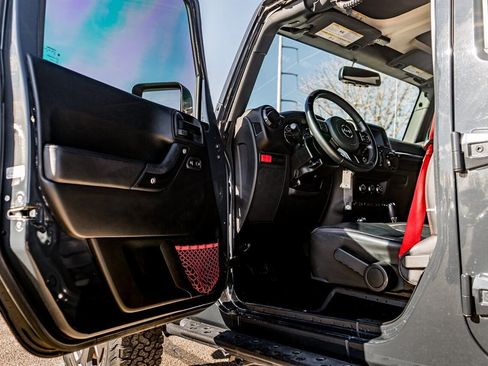 Used 2017 Jeep Wrangler Unlimited Rubicon image 18