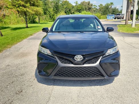 Used 2018 Toyota Camry SE FWD image 2