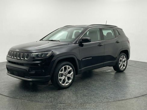Used 2025 Jeep Compass Latitude AWD/4WD image 3