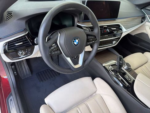 Used 2023 BMW 530e xDrive w/ Premium Package AWD/4WD image 4