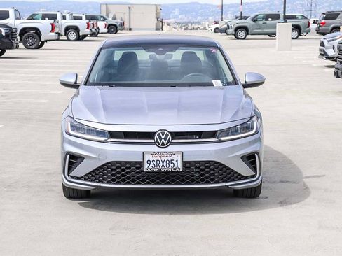 Certified 2025 Volkswagen Jetta SE w/ Sunroof Package image 2