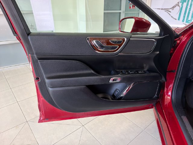 Used 2020 Lincoln Continental FWD image 11