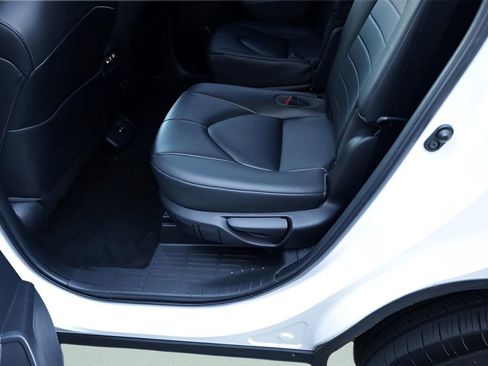 Used 2023 Toyota Highlander XLE image 12