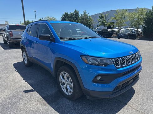 Used 2024 Jeep Compass Latitude w/ Convenience Group AWD/4WD image 2