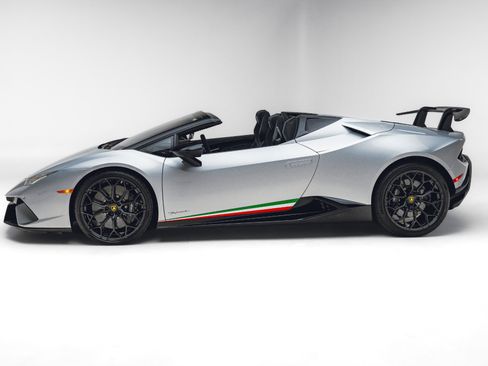 Used 2019 Lamborghini Huracan Performante AWD/4WD image 11