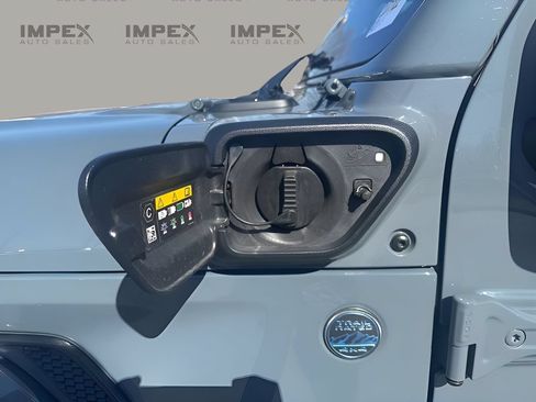 Used 2025 Jeep Wrangler Unlimited Sahara AWD/4WD image 32