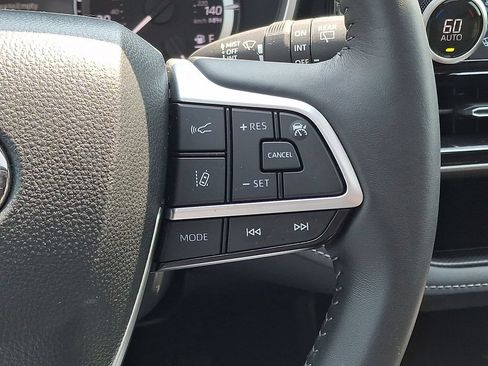 Used 2024 Toyota Highlander XLE AWD/4WD image 22