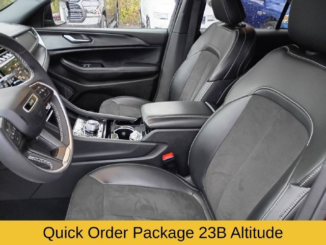 Used 2023 Jeep Grand Cherokee Altitude AWD/4WD image 12