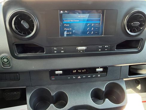 Used 2019 Mercedes-Benz Sprinter 2500 image 12