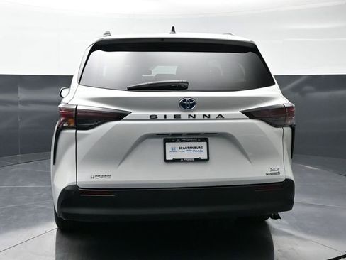 Used 2024 Toyota Sienna XLE image 6