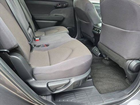 Used 2025 Toyota Highlander LE FWD image 20