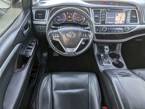 Used 2018 Toyota Highlander XLE image 12