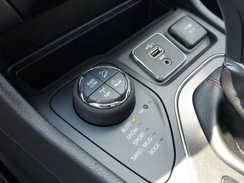 Used 2020 Jeep Cherokee Trailhawk w/ Cold Weather Group AWD/4WD image 22