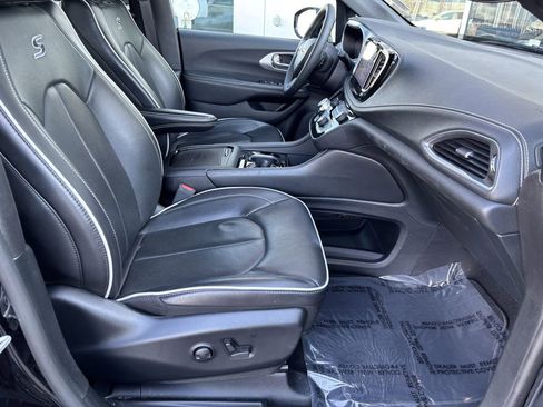 Used 2025 Chrysler Pacifica Limited image 31