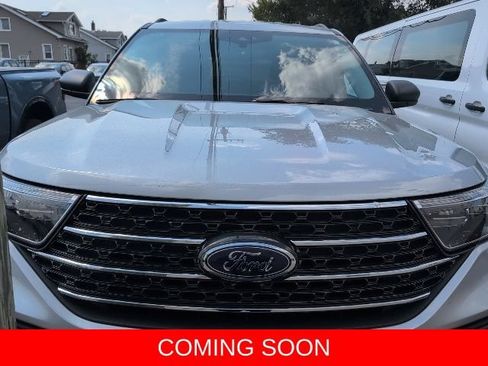 Used 2023 Ford Explorer XLT AWD/4WD image 2