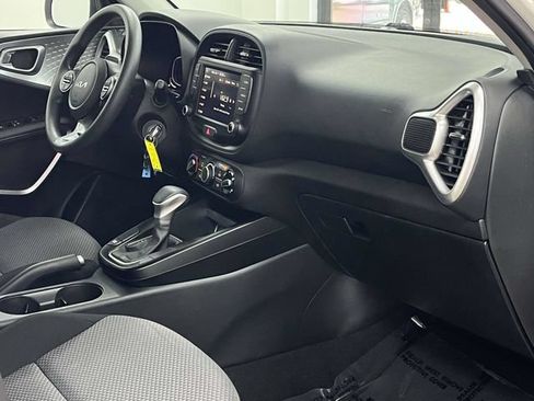 Used 2025 Kia Soul LX w/ LX Technology Package FWD image 27