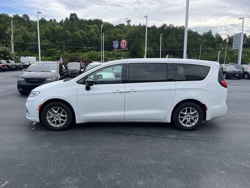 Used 2024 Chrysler Pacifica Touring-L FWD image 6
