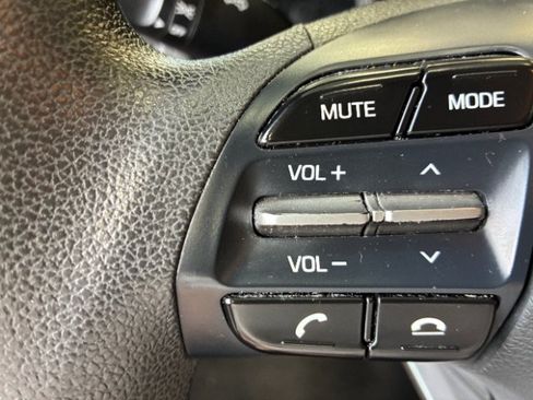 Used 2019 Hyundai Elantra SE w/ Cargo Package FWD image 18