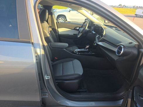 Used 2025 Chevrolet Trax LT w/ LT Convenience Package FWD image 15