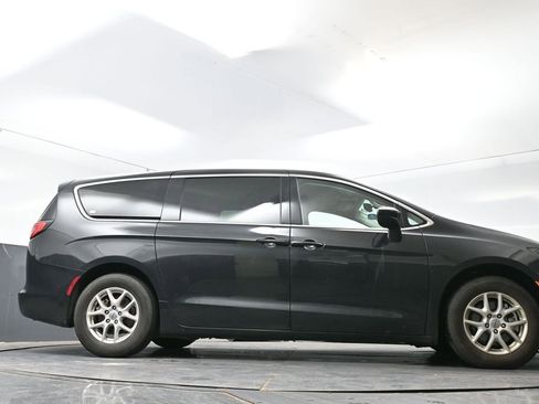 Used 2023 Chrysler Voyager LX FWD image 25