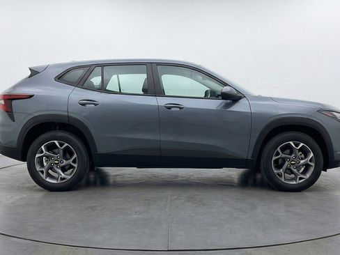 Used 2025 Chevrolet Trax LT FWD image 11