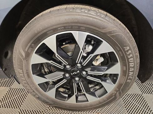 Used 2024 Kia Carnival EX FWD image 10