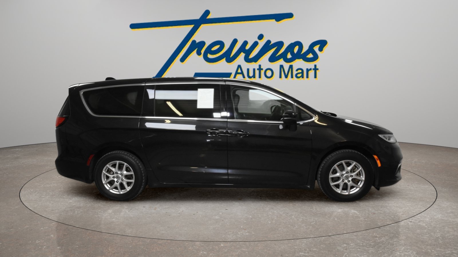 Used 2023 Chrysler Pacifica Touring-L FWD image 5