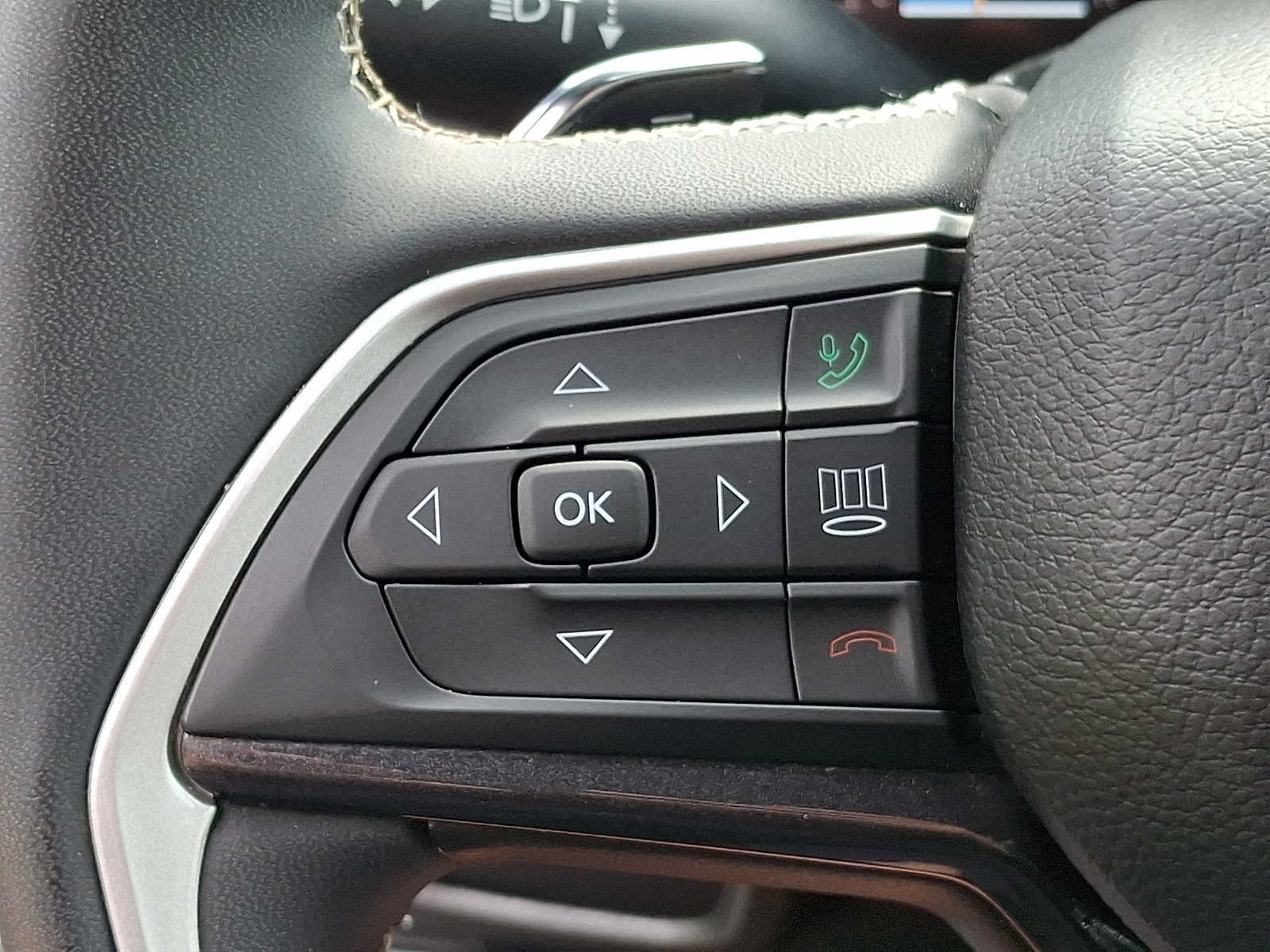Used 2023 Jeep Grand Cherokee L Laredo AWD/4WD image 19