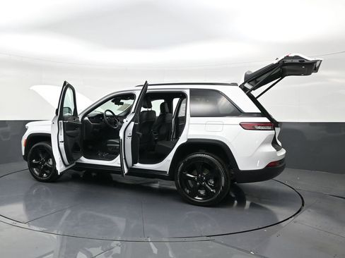 Used 2025 Jeep Grand Cherokee Limited w/ Black Appearance Package image 32