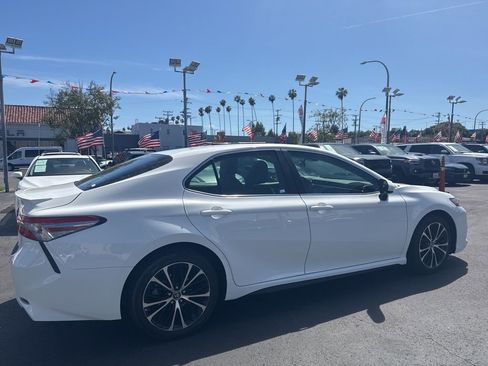 Used 2018 Toyota Camry SE image 5