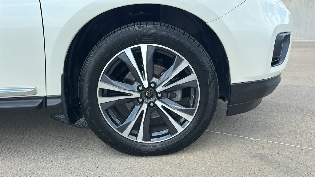 Used 2017 Nissan Pathfinder Platinum w/ Family Entertainment Package FWD image 17