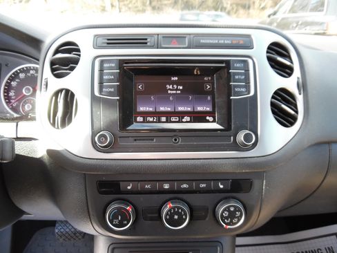 Used 2016 Volkswagen Tiguan S image 14
