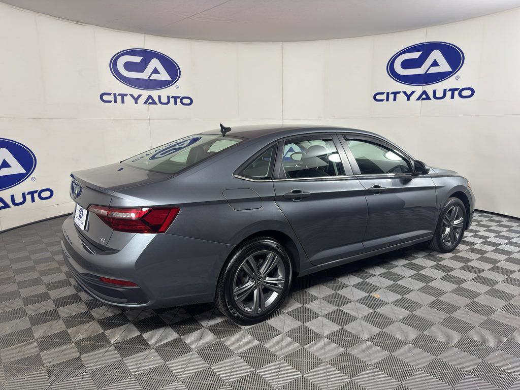 Used 2022 Volkswagen Jetta SE FWD image 3