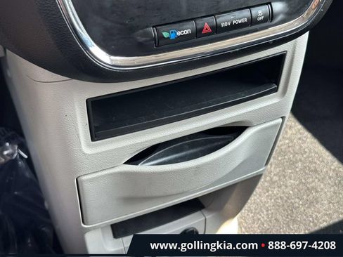 Used 2012 Chrysler Town & Country Touring FWD image 26
