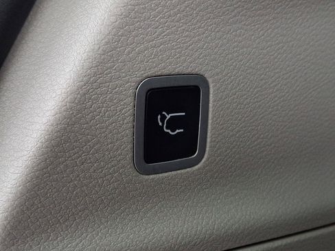 Used 2018 Chrysler Pacifica Touring-L image 28