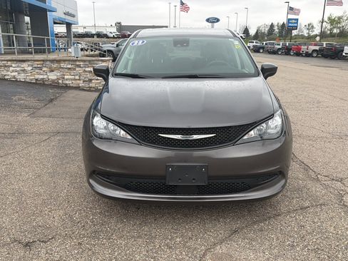 Used 2023 Chrysler Voyager LX FWD image 2