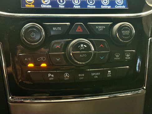 Used 2021 Jeep Grand Cherokee Limited w/ Luxury Group II image 10