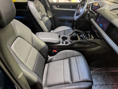 Used 2025 Porsche Cayenne image 27