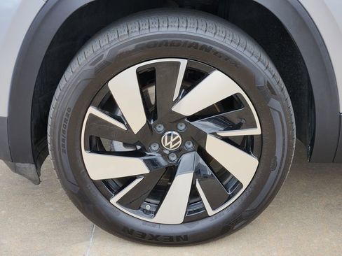 Used 2025 Volkswagen Atlas Cross Sport SE AWD/4WD image 17