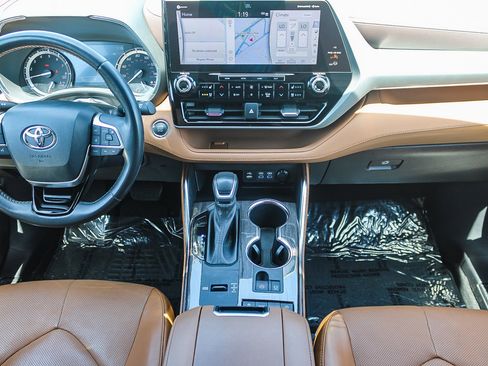 Used 2022 Toyota Highlander Platinum FWD image 14
