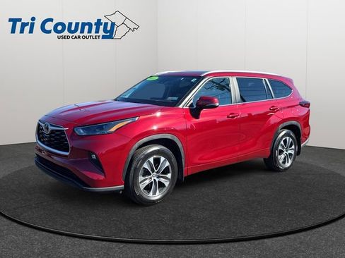 Used 2023 Toyota Highlander XLE image 3